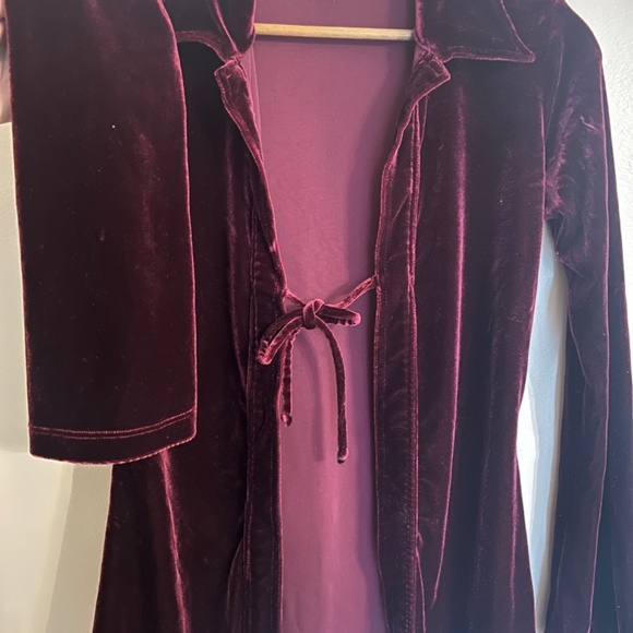 Le Château Vintage Burgundy Velvet Tie-Front Top - Picture 4 of 7
